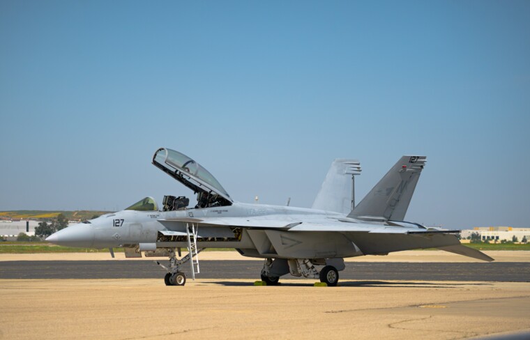 Единственной страной, которая эксплуатирует Super Hornet является Австралия Единственной страной, которая эксплуатирует Super Hornet является Австралия